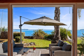 North Cole Cottage - Hatepe Lake Front and Pet Friendly Holiday Home, Taupo